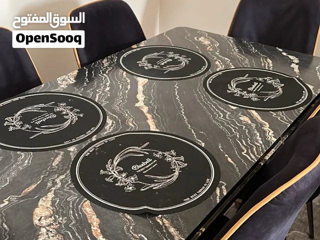 طاولة طعام عائليه