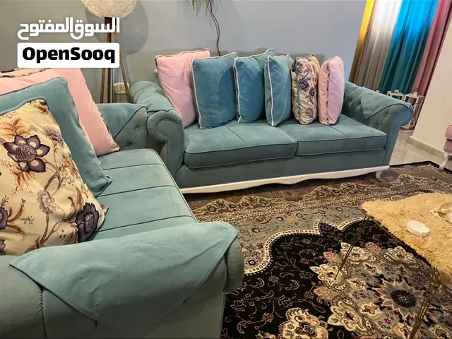 طقم كنب مع سجادة و ستارة و LCD