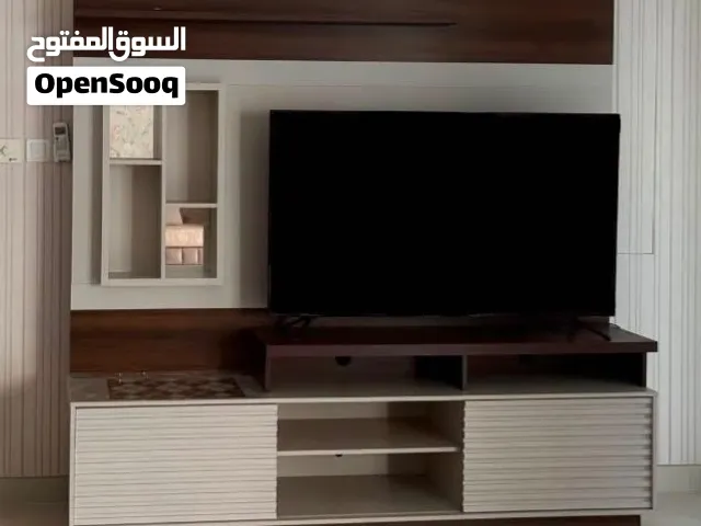 مكتبة تلفزيون بشكل مودرن وانيق شبه جديدة من هوم بوكس