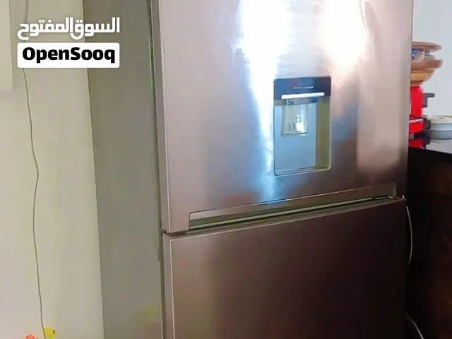 ثلاجة وفريزر بيكو (Beko) العمودية المصممة بنظام الفريزر السفلي وتأتي بلون فضي أنيق ومزودة بموزع مياه