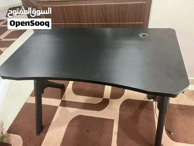 طاوله gaming/PC بإضاءه RGB على الاطراف بجوده ممتازه و متينه