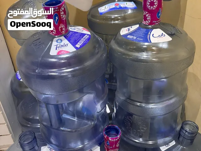 قوارير ماء عبوات ماء فارغه