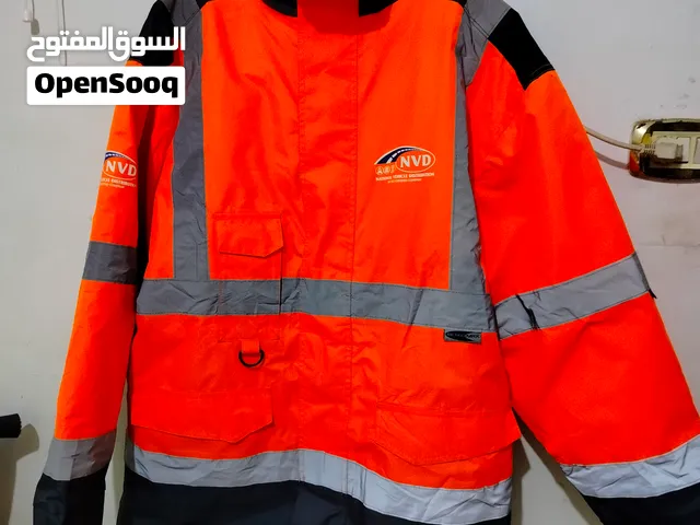 جاكيت عاكس فسفوري ضد الميه والبرد – بخامة متينة، حماية عالية، ورؤية واضحة في كل الظروف
