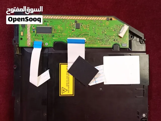 قارئ اقراص البلايستيشن 4 للبيع مع شريط GTAV مستعمل