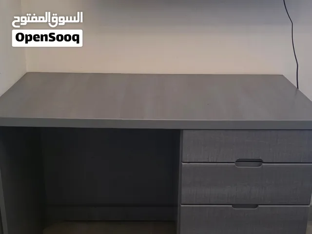 طاولة مكتب مودرن بحالة ممتازة (شبه جديدة) للبيع المستعجل