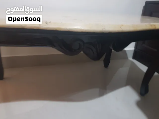 طاولة وسط وطربيزتين