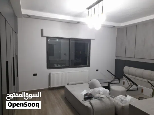 معلم دهانات وتشطيبات راقية , شغل نظيف وسعر ممتاز مع خبرة كبيرة في مجال الدهانات والديكورات والعزل