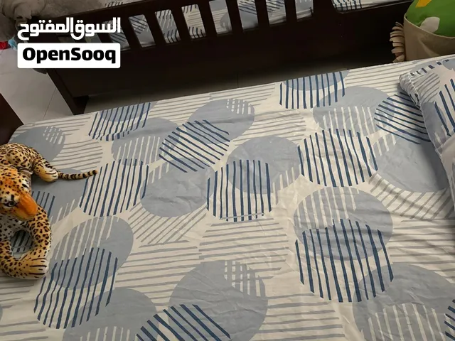 سريرين خشب منفصلين مع فرشتين – بحالة ممتازة وشبه جديدة