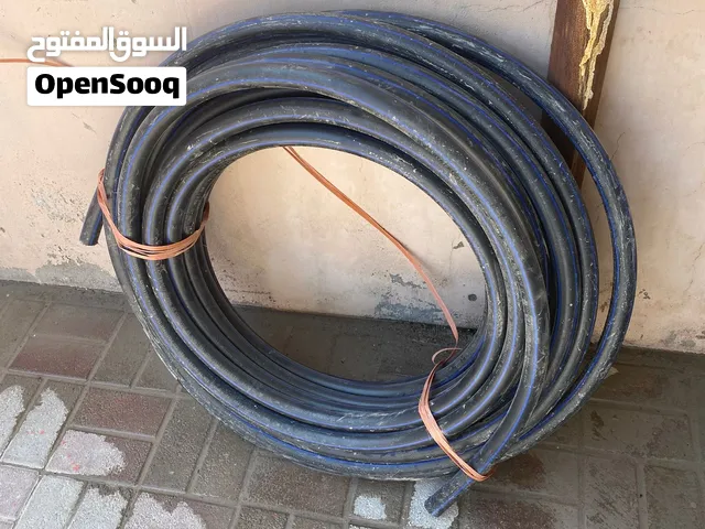 أنبوب مياه أسود بسمك إنش واحد، وطول 50 مترًا