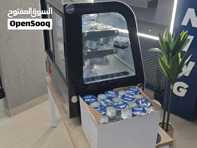 ثلاجة عرض حلويات وعصائر مميزة بحالة ممتازة وشبه جديدة للبيع.
