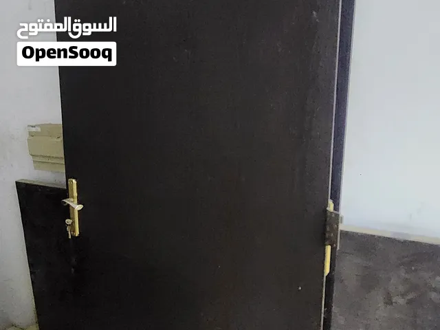مجموعة أبواب جديدة ونظيفة