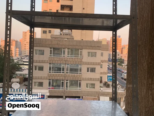 ستاند حديد مستعمل كالجديد 3 رفوف للبيع حولي شارع شرحبيل فوق سوق هاي وأي الكميه محدوده جدا للبيع بسعر