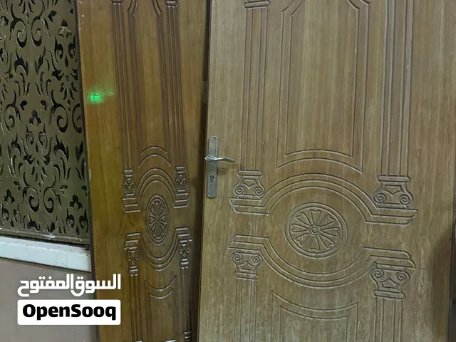 باب خشب ثقيل