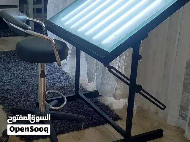 مرسم  هندسي بإضاءة مع كرسي رسم هندسي دوار بعجلات و مسند ظهر