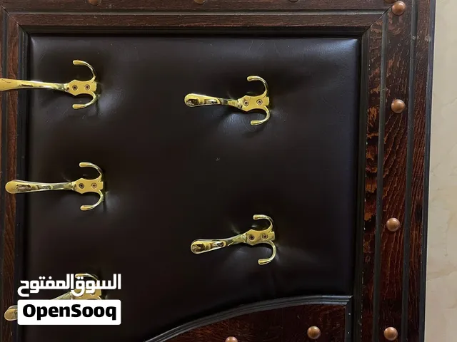 علاقة ملابس جدارية خشبية