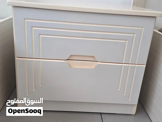 طاولة سرير جانبية جديدة (كومودينو) بأدراج عملية و كبيرة جدا مصنوعة من High density MDF ذات جودة