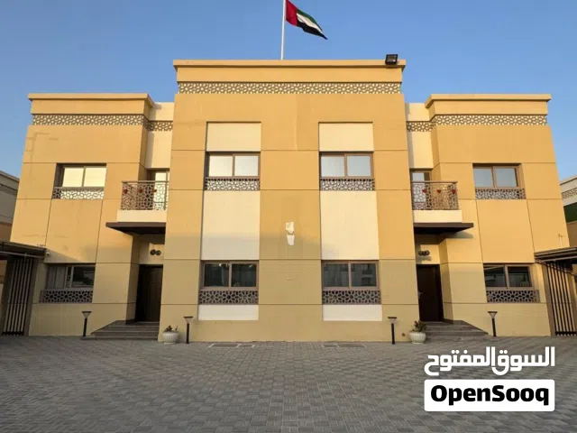 للبيع فيلا في غاردين سيتي مجمع شموس الشارقه