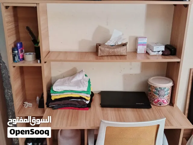 مكتبه مع كرسي