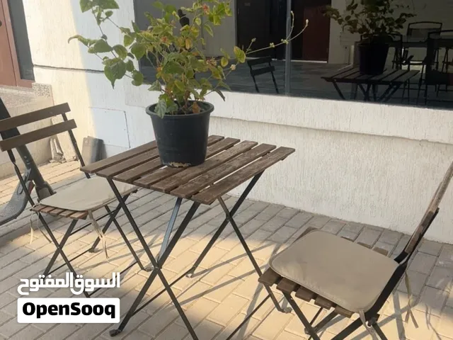 كرسي مكتب وطاولة وطاولة حديقة مع كرسين