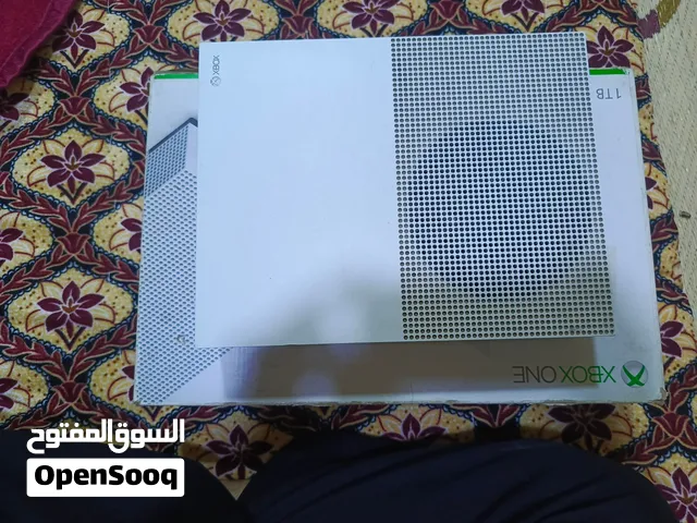 xbox one s للبيع   لوك سيتكر مستخدم قليل كلش وياه 4 اقراص العاب و6 العاب داخلية وياه كارتونتة ويدتة