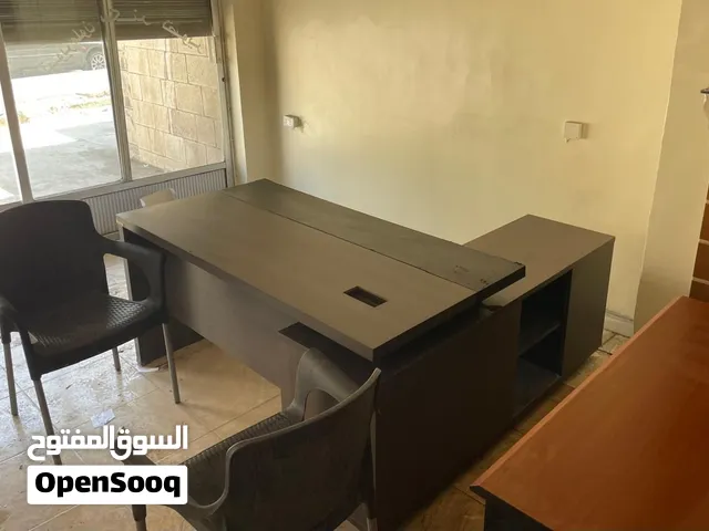 مكتب قطعتين مع كراسي وطاولة كمبيوتر بالإضافة إلى الواح خشبية للتعليقات والرفوف