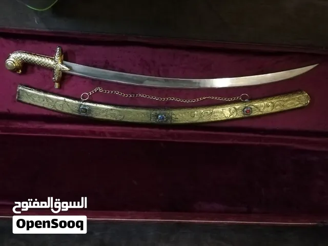 سيف عربي ثقيل مع صندوق فاخر للبيع