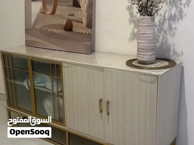 طاولة واللي موجود عليها للبيع