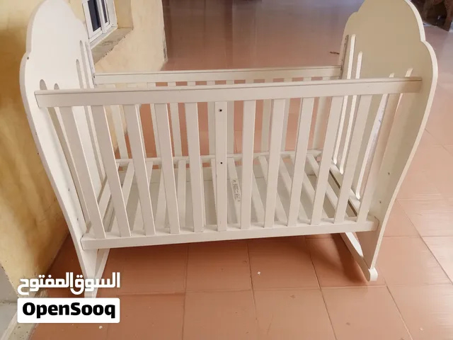سرير أطفال خشبي بحالة ممتازة للبيع   أو بدل مع تلفزيون كبير