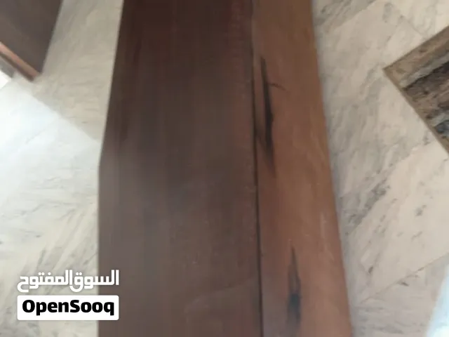 طاولة تلفزيون بني محروق