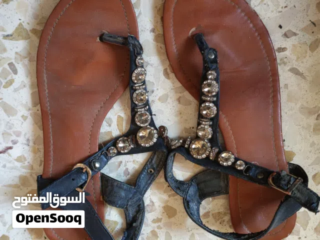 صنادل واحذيه قديمه كلهم بدينارييين فقط