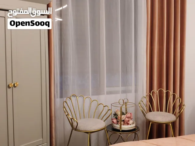 للبيع برادي لشباك عدد2 وشرشف تخت
