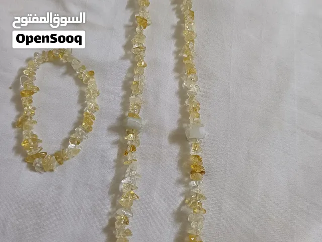 عقد من حجر السترين