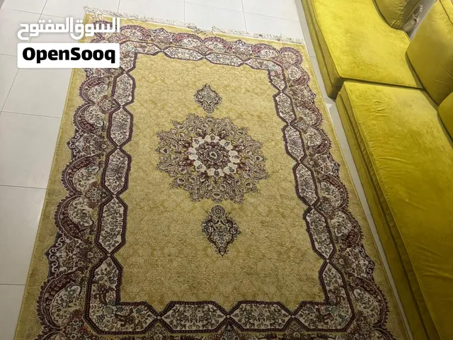 سجادة كلاسيكية أصلية بلون أصفر وحواف شراشيب بحالة ممتازة