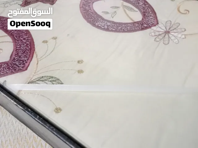 طقم مفرش سرير قطن واحد مشجر احمر والتاني بيج مطرز