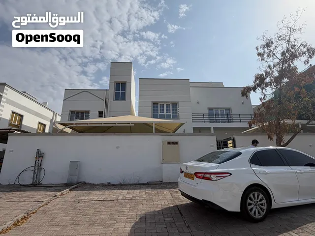فيلا مع شقتين ملكية واحدة للبيع في المعبيلة الجنوبية اول خط شارع 99 المودي الى شارع النور