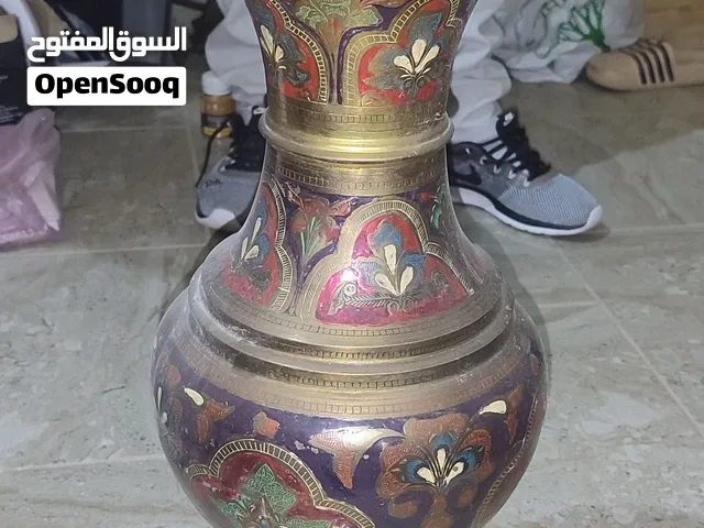 مزهرية منقوشة قديمة في حالة جيدة للبيع ........