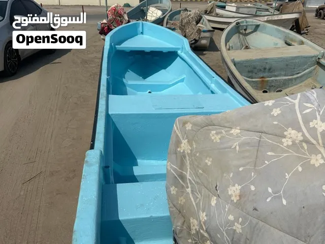 قارب مع المكينة والملكية