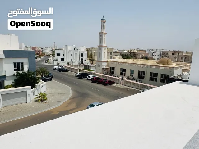 للبيع فيلا luxury  فى ارقى مناطق الخوض الرابعه VIP وقريبة من كل الخدمات والشوارع بمساحة بناء 400م