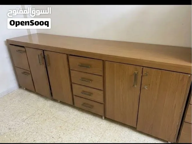 خزانة/بوفيه خشبي عريض بتصميم أنيق وحالة ممتازة جداً نوع الخشب زان