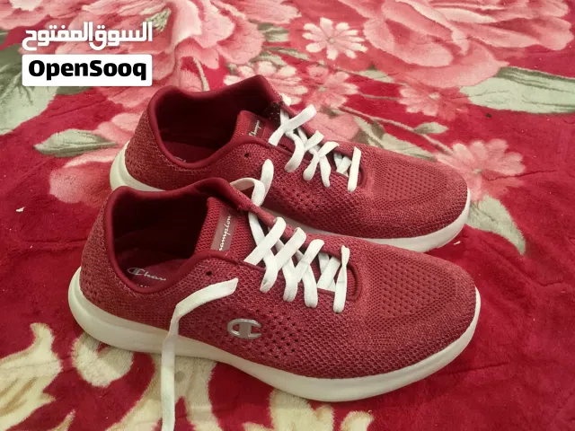 حذاء نسائي من شركه شامبيون مقاس 39 ، مريح جدا للقدم لون نبيتي