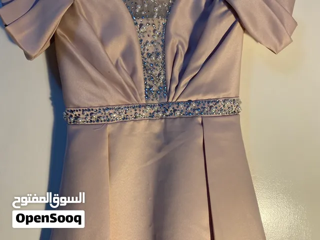 فستان أعراس أو خطبة لونه زهري من الأمام قصير ومن الخلف طويل و من الامام مطرز عليه لولو و ستراس