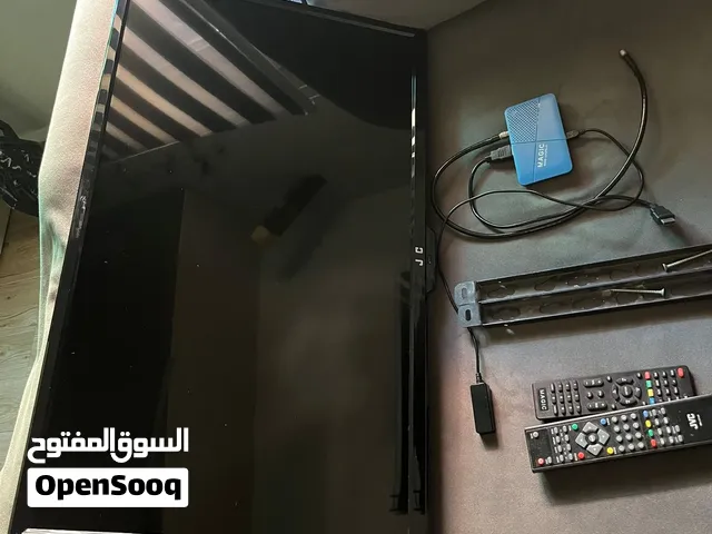 شاشة تلفزيون 32 بوصه مع اغراضها كاملة بحالة ممتازة