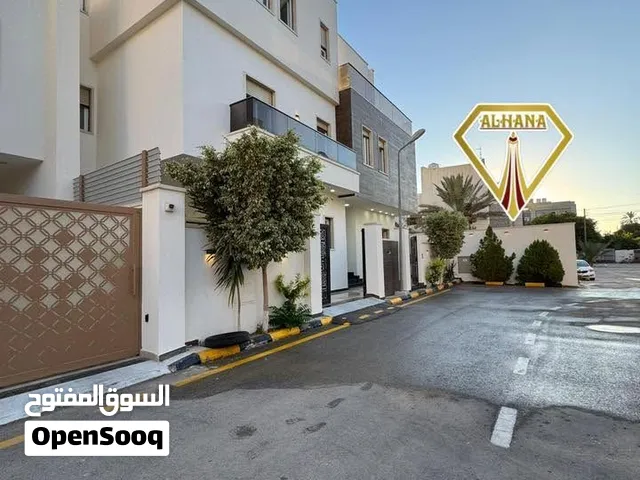 فيلا للبيع بتصميم راقي وحديث متكونة من طابقين وشقة مفصولة 11 يونيو سوق الجمعة