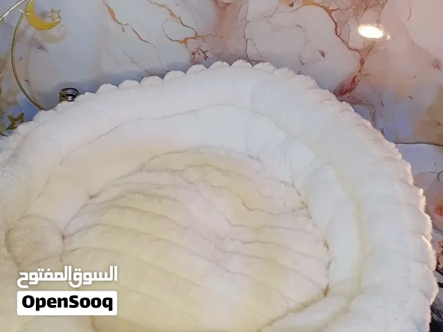 بيت قطط حجم وسط وسرير فرو دائري ابيض كبير وسرير مستطيل كبير فرو بالون البيجي