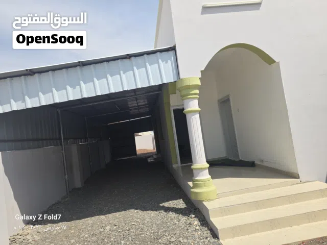 بيت للايجار سنوي شهري ويومي في الشرقية سناو جفر قطبة طريق الشاحنات... كذلك باب الحوش مزود بجهاز فتح.