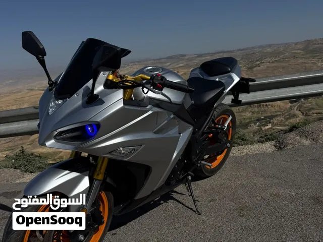 للبيع المستعجل دراجة دكن f7SR 2023 تم حرق السعر 1900 معها خوذتان + كفر غطاء للدراجة