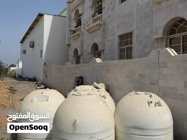 خزانات مياة 300 جالون بحالة ممتازه جداً
