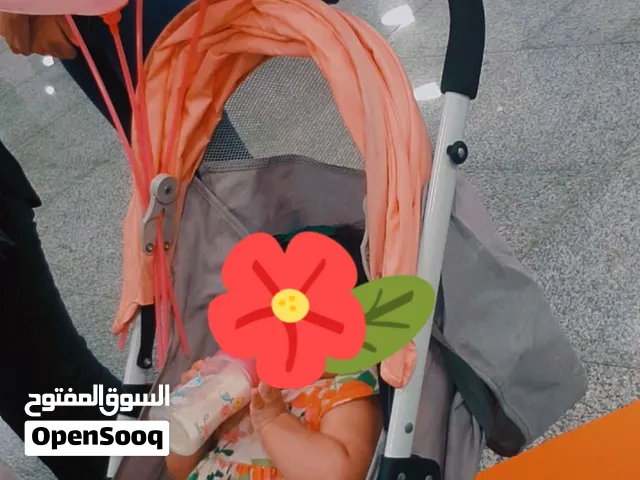 عرباية اطفال لون مشمشي ورمادي مستعملة نظيفة