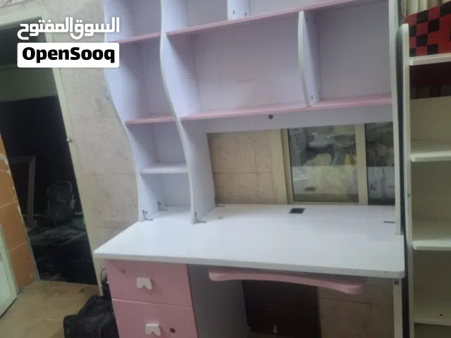 مكتب دراسة للأطفال مع رفوف تخزين وأدراج (وردي وأبيض) بحالة جيدة جداً
