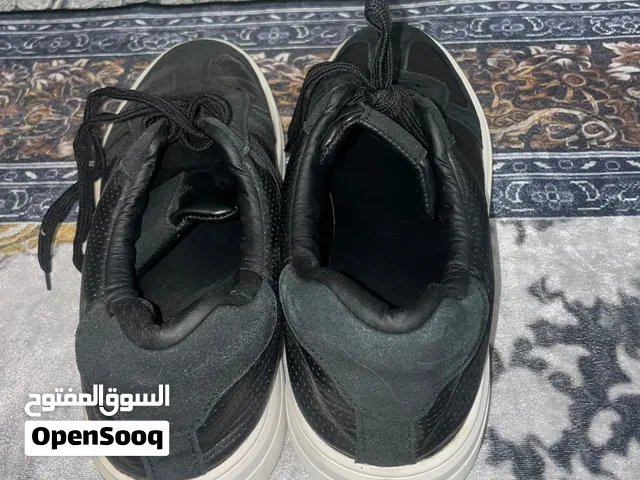 بوت مستعمل خفيف لون اسود